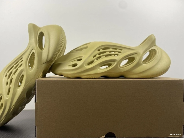 Sulfur Adidas Foam Yeezy RNNR GV6775 1026